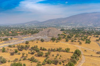 Teotihuacan 'daki ay piramidi. Gökyüzüne bak. Seyahat fotoğrafı, arka plan, duvar kağıdı. Meksika.