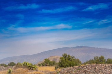 Teotihuacan 'daki ay piramidi. Gökyüzüne bak. Seyahat fotoğrafı, arka plan, duvar kağıdı. Meksika.