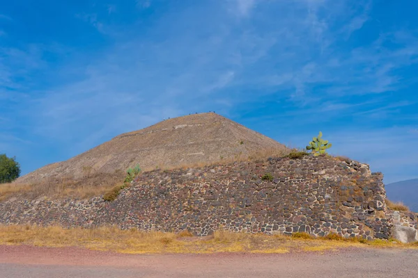 Sluneční Pyramida Teotihuacanu Pohled Oblohou Cestovní Fotografie Pozadí Tapety Mexiko — Stock fotografie