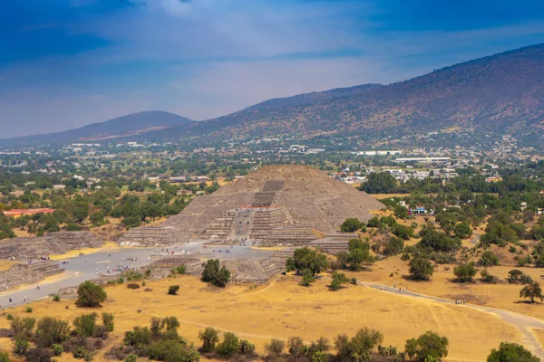 Teotihuacan 'daki ay piramidi. Gökyüzüne bak. Seyahat fotoğrafı, arka plan, duvar kağıdı. Meksika.