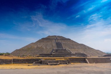Teotihuacan 'daki güneş piramidi. Gökyüzüne bak. Seyahat fotoğrafı, arka plan, duvar kağıdı. Meksika.