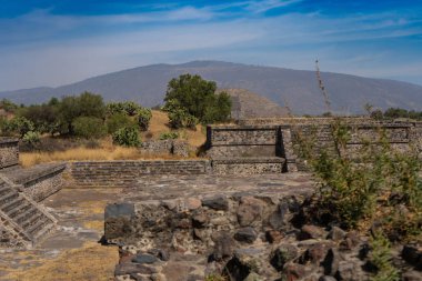 Dört Tapınak Avlusu (Patio de los Cuatro Templos). Eski Teotihuacan platformları. Seyahat fotoğrafı. Meksika.