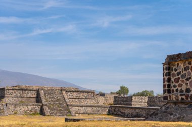 Dört Tapınak Avlusu (Patio de los Cuatro Templos). Eski Teotihuacan platformları. Seyahat fotoğrafı. Meksika.