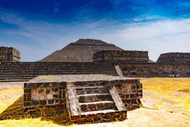 Teotihuacan 'daki güneş piramidi. Gökyüzüne bak. Seyahat fotoğrafı, arka plan, duvar kağıdı. Meksika.