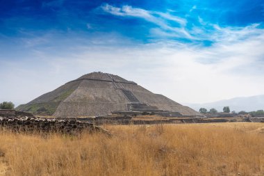 Teotihuacan 'daki güneş piramidi. Gökyüzüne bak. Seyahat fotoğrafı, arka plan, duvar kağıdı. Meksika.