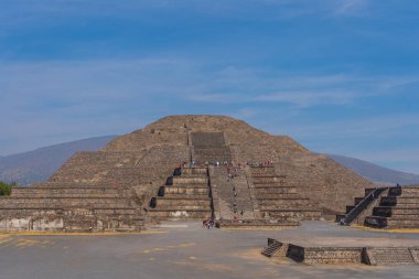 Teotihuacan 'daki ay piramidi. Gökyüzüne bak. Seyahat fotoğrafı, arka plan, duvar kağıdı. Meksika.