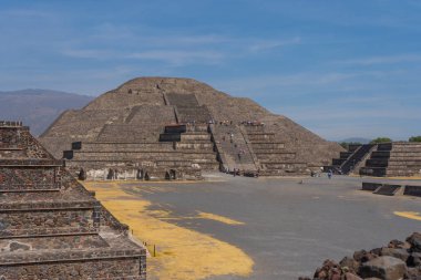 Teotihuacan 'daki ay piramidi. Gökyüzüne bak. Seyahat fotoğrafı, arka plan, duvar kağıdı. Meksika.