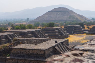 Teotihuacan 'daki güneş piramidi. Ay piramidinden gökyüzüne bak. Seyahat fotoğrafı, arka plan, duvar kağıdı. Meksika.