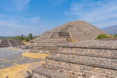 Teotihuacan 'daki ay piramidi. Gökyüzüne bak. Seyahat fotoğrafı, arka plan, duvar kağıdı. Meksika.
