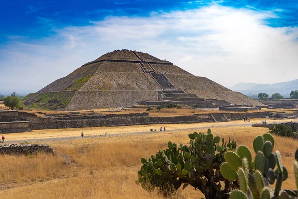 Teotihuacan 'daki güneş piramidi. Gökyüzüne bak. Seyahat fotoğrafı, arka plan, duvar kağıdı. Meksika.