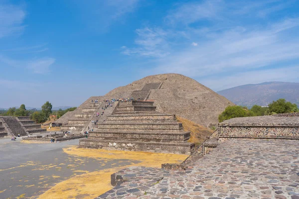 Měsíční Pyramida Teotihuacanu Pohled Oblohou Cestovní Fotografie Pozadí Tapety Mexiko — Stock fotografie