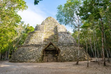 Coba 'daki Maya rasathanesi (Gözlemevi astronomi de Coba). Arkeolojik alanda eski bir bina. Seyahat fotoğrafı. Meksika mı? Yucatan. Quintana roo.