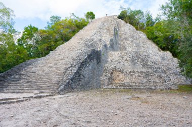 Coba 'daki Nohoch Mul Piramidi. Antik Maya binası. Seyahat fotoğrafı..