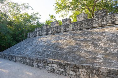 Antik Maya şehri Coba. Arkeolojik alandaki eski binalar. Ormandaki harabeler. Seyahat fotoğrafı. Quintana Roo. Yucatan. Meksika.