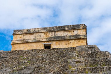 El Castillo piramidinin bir parçası (Kukulcan Tapınağı). Genel bakış. Antik Maya uygarlığının mimarisi. Chichen Itza arkeolojik alanı. Yucatan. Meksika.