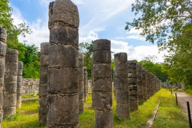 Bin Sütun Grubu olarak. Chichen Itza arkeolojik alanı. Antik Maya uygarlığının mimarisi. Seyahat fotoğrafı ya da duvar kağıdı. Yucatan. Meksika.