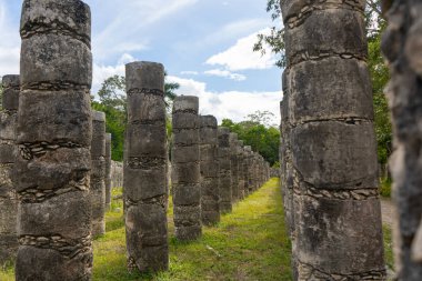 Bin Sütun Grubu olarak. Chichen Itza arkeolojik alanı. Antik Maya uygarlığının mimarisi. Seyahat fotoğrafı ya da duvar kağıdı. Yucatan. Meksika.