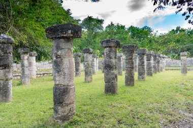 Bin Sütun Grubu olarak. Chichen Itza arkeolojik alanı. Antik Maya uygarlığının mimarisi. Seyahat fotoğrafı ya da duvar kağıdı. Yucatan. Meksika.