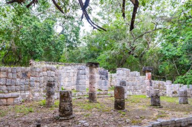 Bin Sütun Grubu olarak. Chichen Itza arkeolojik alanı. Antik Maya uygarlığının mimarisi. Seyahat fotoğrafı ya da duvar kağıdı. Yucatan. Meksika.