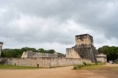 Büyük Balo Sahası. Chichen Itza arkeolojik alanı. Antik Maya uygarlığının mimarisi. Seyahat fotoğrafı ya da duvar kağıdı. Yucatan. Meksika.