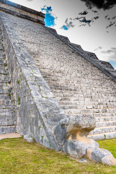 El Castillo piramidinin bir parçası (Kukulcan Tapınağı). Genel bakış. Antik Maya uygarlığının mimarisi. Chichen Itza arkeolojik alanı. Yucatan. Meksika.