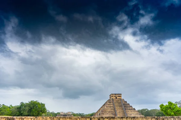 Castillo金字塔 库库尔坎神庙 一般看法 古代玛雅文明的建筑 Chichen Itza考古遗址 尤卡坦墨西哥 — 图库照片