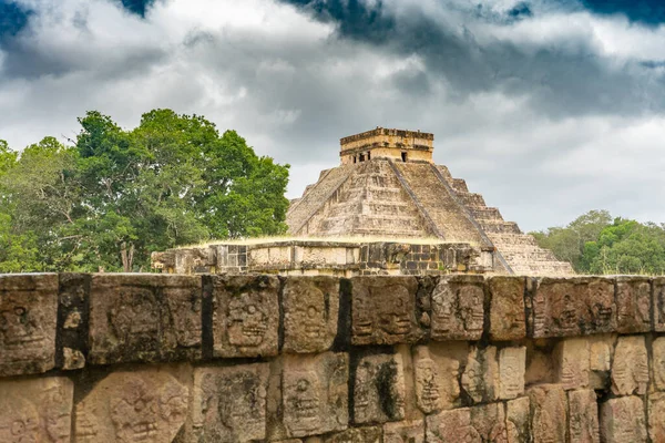 El Castillo Piramidi (Kukulcan Tapınağı). Genel bakış. Antik Maya uygarlığının mimarisi. Chichen Itza arkeolojik alanı. Yucatan. Meksika.