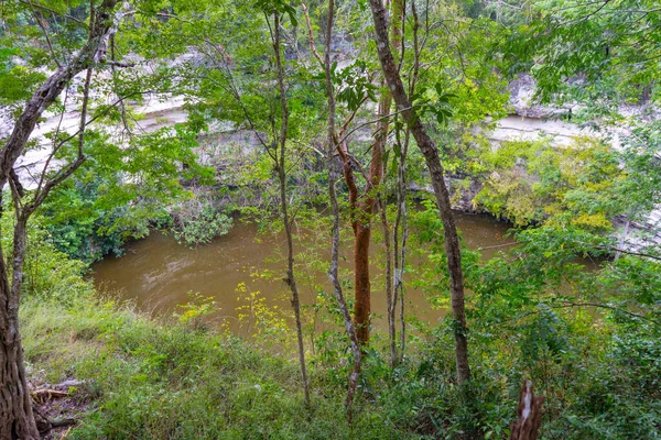 Kutsal Cenote. Chichen Itza arkeolojik alanı. Antik Maya uygarlığı. Seyahat fotoğrafı ya da duvar kağıdı. Yucatan. Meksika.