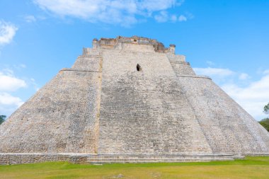 Adivino (Sihirbaz Piramidi veya Cüce Piramidi). Uxmal, klasik dönemin antik Maya şehri. Seyahat fotoğrafı. Yucatan. Meksika.