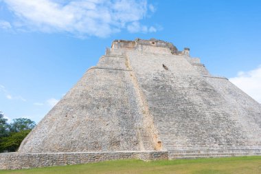 Adivino (Sihirbaz Piramidi veya Cüce Piramidi). Uxmal, klasik dönemin antik Maya şehri. Seyahat fotoğrafı. Yucatan. Meksika.