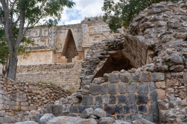 Büyük Piramidin bir parçası. Uxmal, klasik dönemin antik Maya şehri. Seyahat fotoğrafı. Yucatan. Meksika.