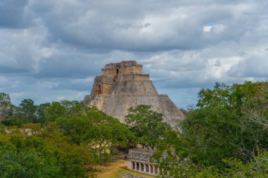 Adivino (Sihirbaz Piramidi veya Cüce Piramidi). Uxmal, klasik dönemin antik Maya şehri. Seyahat fotoğrafı. Yucatan. Meksika.