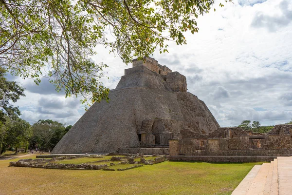 Adivino (Sihirbaz Piramidi veya Cüce Piramidi). Uxmal, klasik dönemin antik Maya şehri. Seyahat fotoğrafı. Yucatan. Meksika.