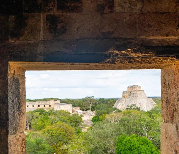 Uxmal, klasik dönemin antik Maya şehri. Seyahat fotoğrafı. Yucatan. Meksika.