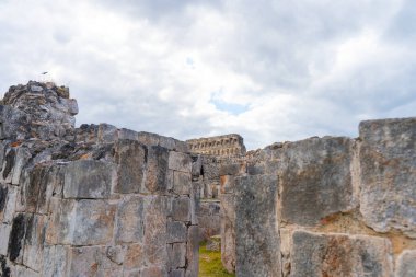 Kabah Maya arkeolojik sahasında Maskelerin Sarayı 'nın (Codz Poop) bir parçası. Yucatan. Meksika.
