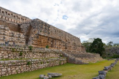 Kabah Maya arkeolojik sahasında Maskeler Sarayı (Codz Poop). Yucatan. Meksika.