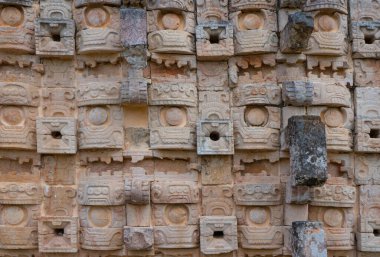 Geleneksel Maya sembolleri. Kabah Maya arkeolojik sahasında Maskelerin Sarayı 'nın (Codz Poop) bir parçası. Yucatan. Meksika.