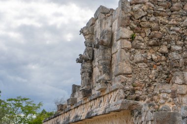 Savaşçı heykeli. Kabah Maya arkeolojik sahasında Maskelerin Sarayı 'nın (Codz Poop) bir parçası. Yucatan. Meksika.