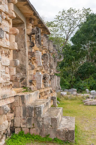 Geleneksel Maya sembolleri. Kabah Maya arkeolojik sahasında Maskelerin Sarayı 'nın (Codz Poop) bir parçası. Yucatan. Meksika.