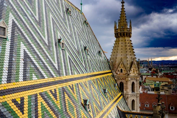 Fragmento Catedral Santo Estêvão Stephansdom Telhado Colorido Torre Wien Viena — Fotografia de Stock