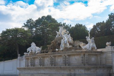 Schonbrunn Sarayı parkındaki heykeller. Açık hava fotoğrafçılığı. Viyana. Sosis. Avusturya. Avrupa.