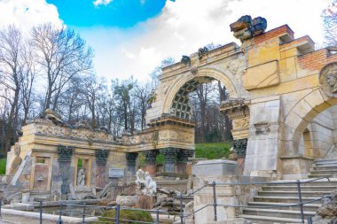 Schonbrunn Palace Parkı 'ndaki Roman Harabeleri. Mimarlık fotoğrafçılığı. Viyana. Sosis. Avusturya. Avrupa.