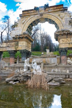Schonbrunn Palace Parkı 'ndaki Roman Harabeleri. Mimarlık fotoğrafçılığı. Viyana. Sosis. Avusturya. Avrupa.
