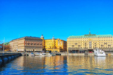 Ostermalm (merkez bölge). İsveç 'in Stockholm başkenti. Lakeside Panorama. Teknelerle görüntüle.