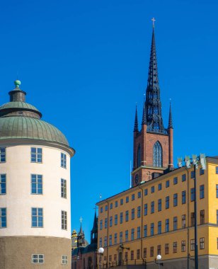 Riddarholm Kilisesi (Riddarholmskyrkan) ile görüş. Stockholm 'de eski bir kasaba. Ortaçağ mimarisinin fotoğrafı.