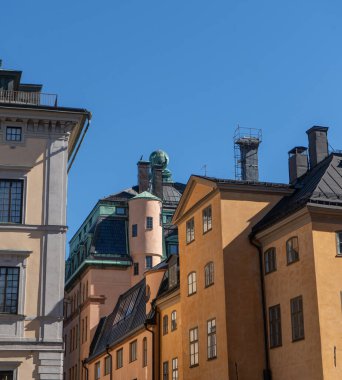 Stockholm 'ün Eski Kasabası' ndaki pencereler. İsveç başkentinin mimari detayları.