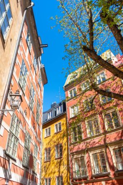 Stockholm 'de Dar Sokak. İsveç 'in eski başkenti (gamla stan). Ortaçağ mimarisinin fotoğrafı.