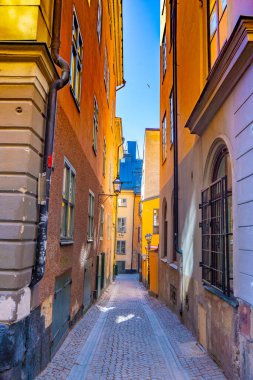 Stockholm 'de Dar Sokak. İsveç 'in eski başkenti (gamla stan). Ortaçağ mimarisinin fotoğrafı.