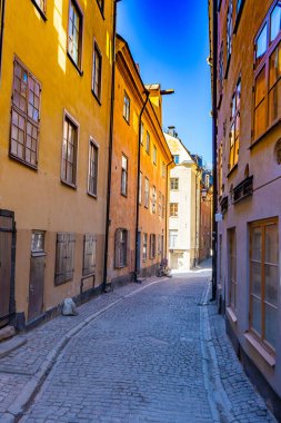 Stockholm 'de Dar Sokak. İsveç 'in eski başkenti (gamla stan). Ortaçağ mimarisinin fotoğrafı.