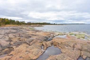 Baltık Denizi 'nin kayalık kıyısı (Ostersjon). İskandinav doğasının fotoğrafı. İsveç kıyısı.